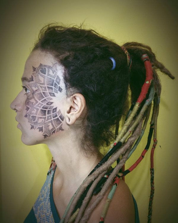 gesichts tattoo 221