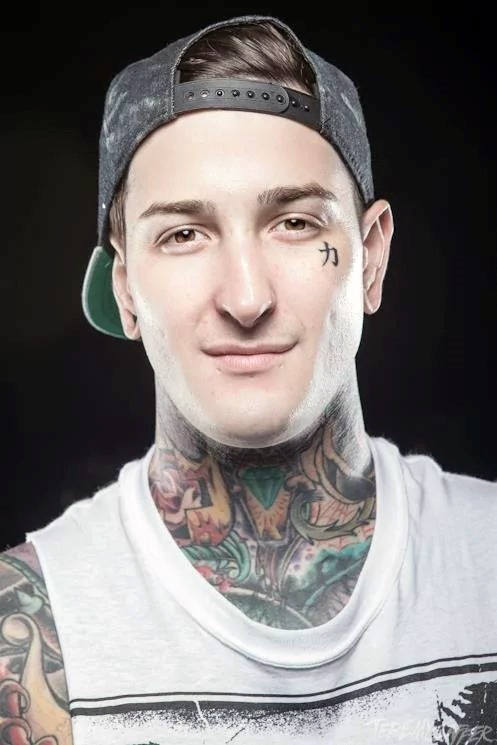 gesichts tattoo 369