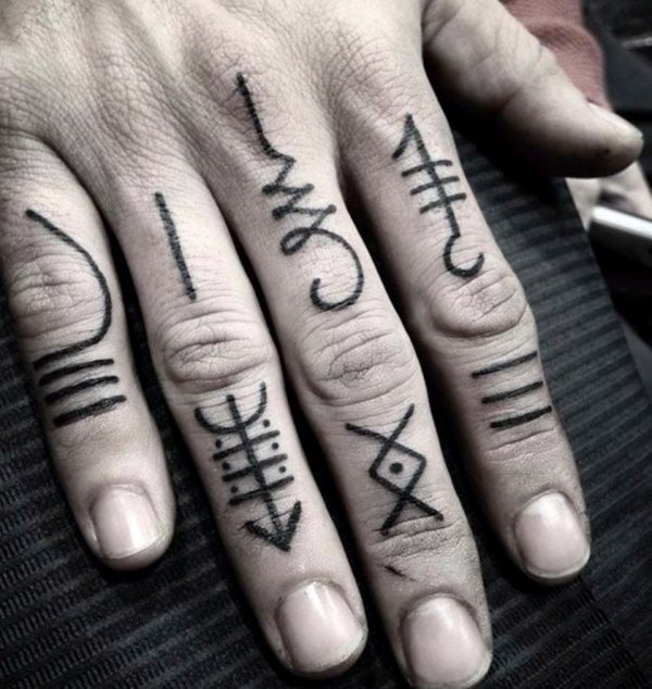 175 Tattoos an den Händen