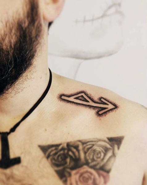 schlüsselbein tattoo 49