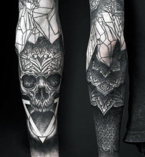 schwarz blackwork tattoo 111