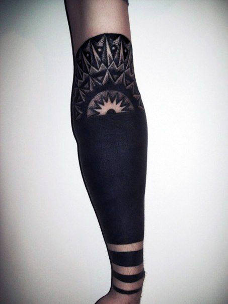 schwarz blackwork tattoo 23