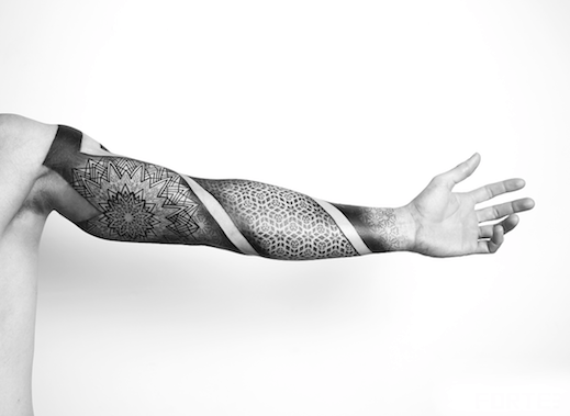 schwarz blackwork tattoo 43