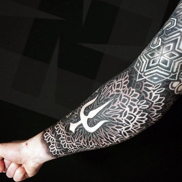 schwarz blackwork tattoo 49