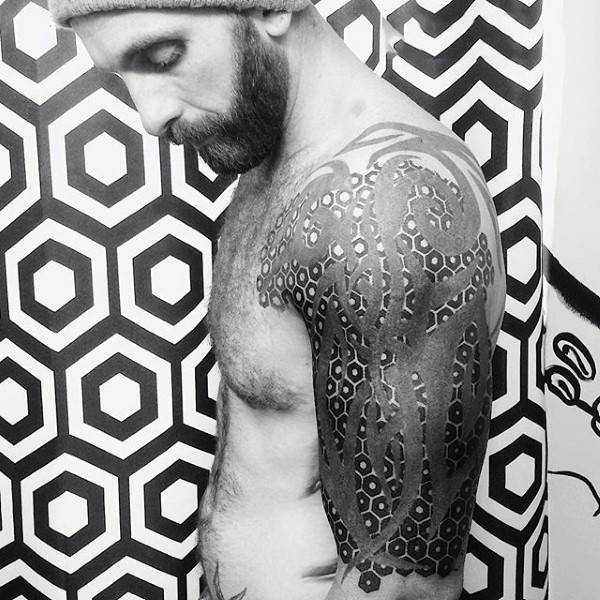 schwarz blackwork tattoo 69
