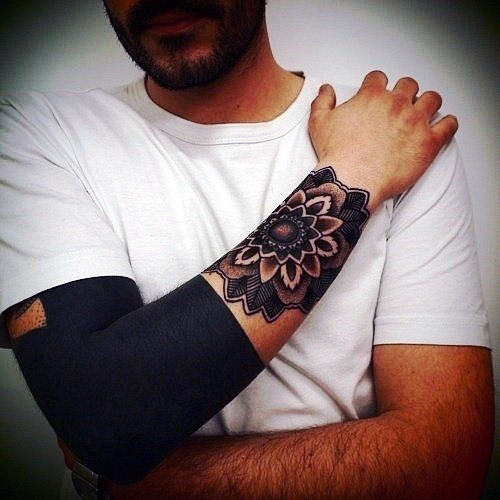 schwarz blackwork tattoo 93