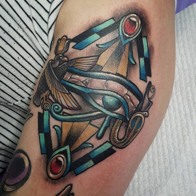 133 Auge des Ra (Horus) Tattoos (Mit Bedeutung)