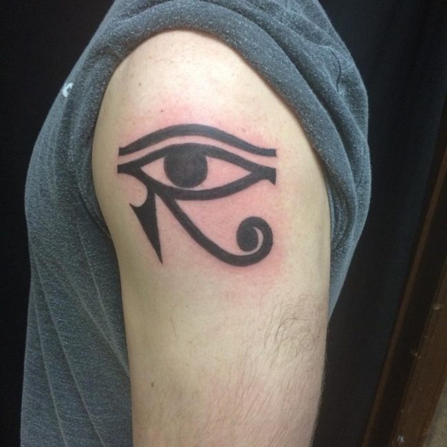 133 Auge des Ra (Horus) Tattoos (Mit Bedeutung)