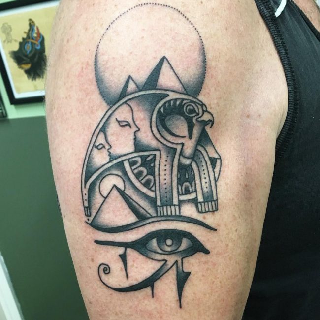 133 Auge des Ra (Horus) Tattoos (Mit Bedeutung)
