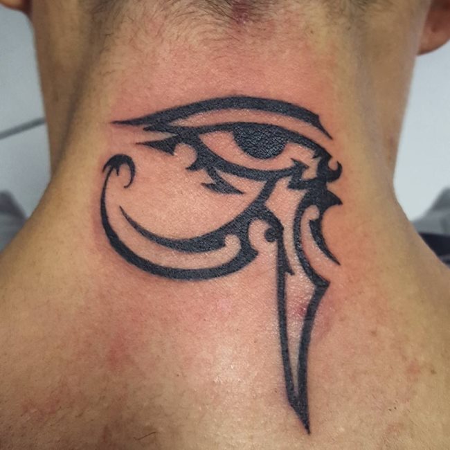 133 Auge des Ra (Horus) Tattoos (Mit Bedeutung)