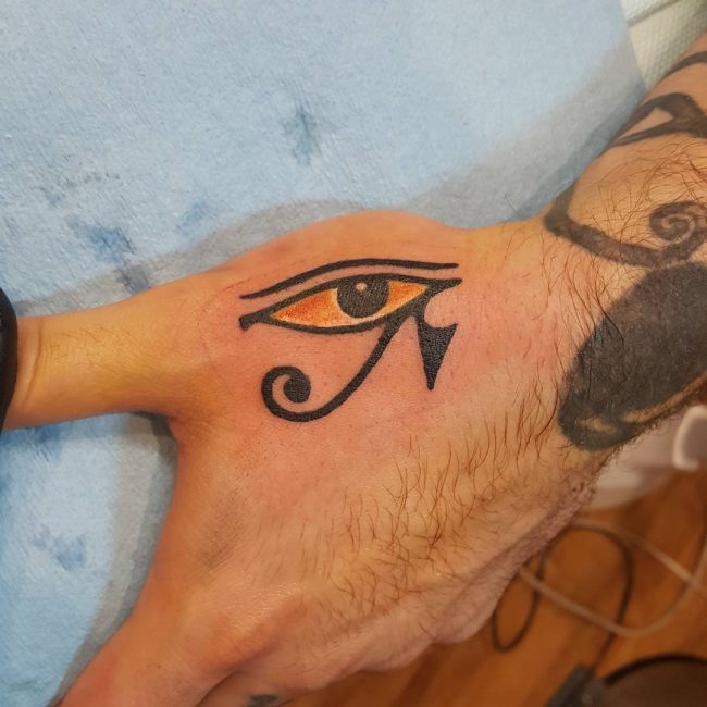133 Auge des Ra (Horus) Tattoos (Mit Bedeutung)