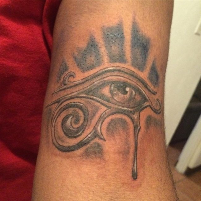 133 Auge des Ra (Horus) Tattoos (Mit Bedeutung)