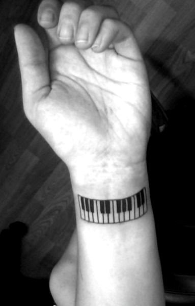tatouage piano clavier 97