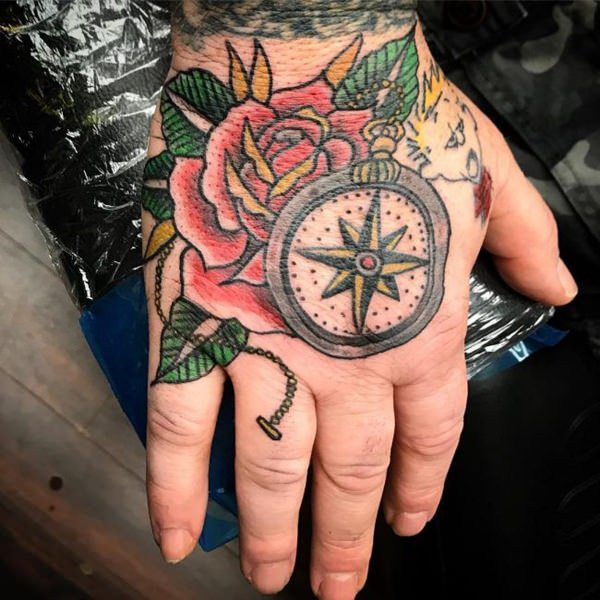 tatouage boussole 140