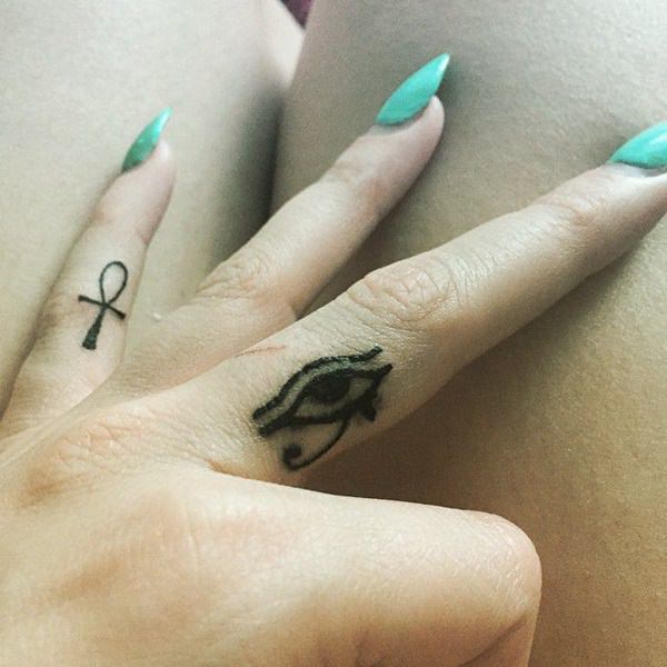 tatouage yeux 121