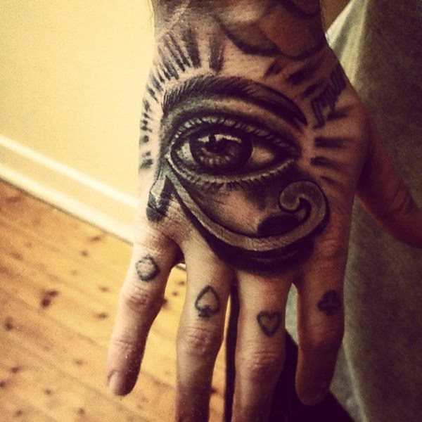 tatouage yeux 165
