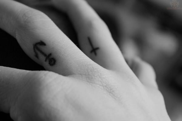 tatouage doigt 143