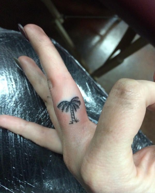 tatouage doigt 149