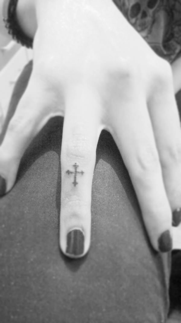 tatouage doigt 164