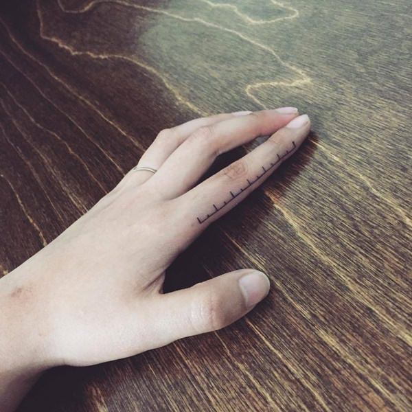 tatouage doigt 166