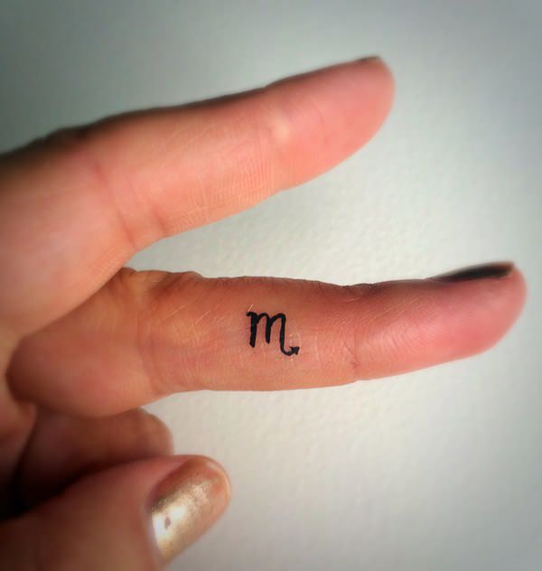 tatouage doigt 182