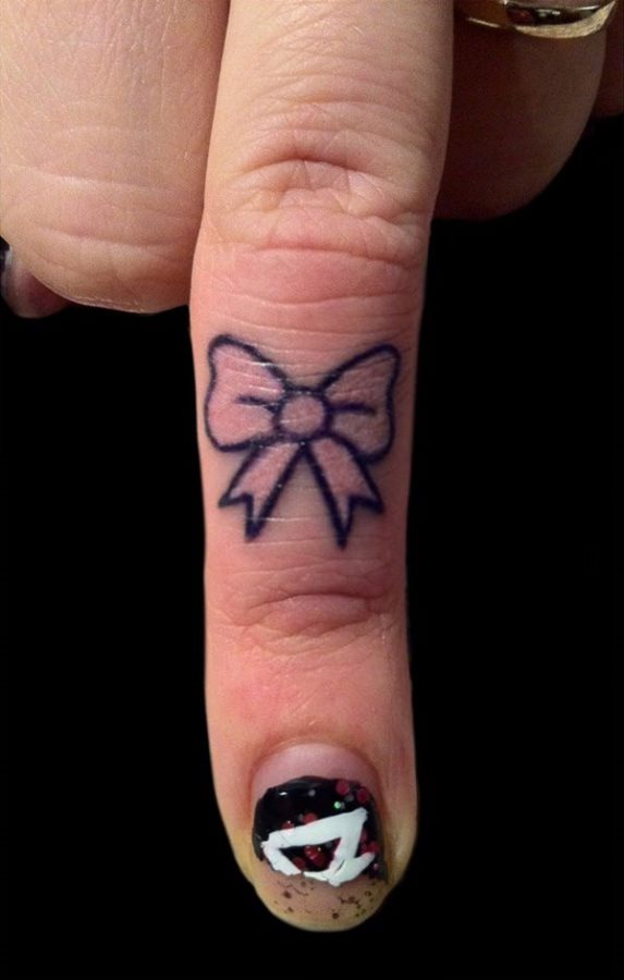 tatouage doigt 183