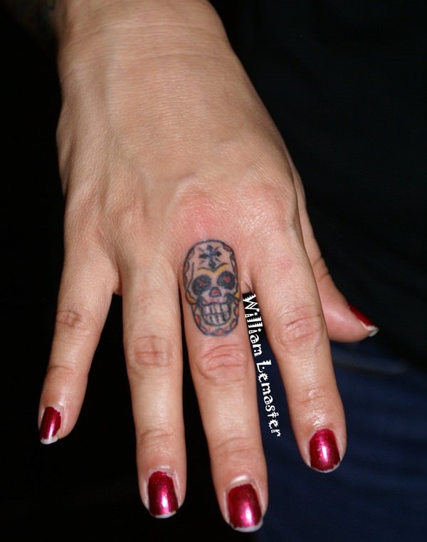 tatouage doigt 191