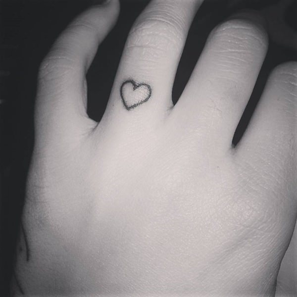 tatouage doigt 194