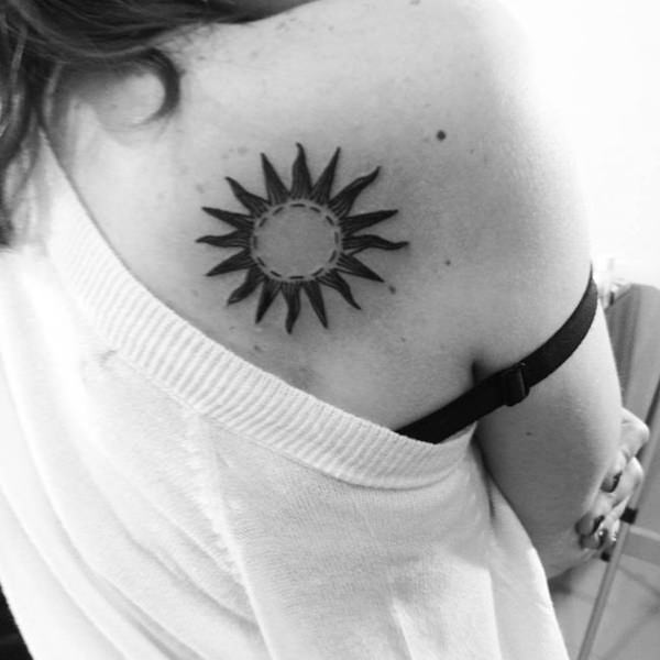 tatouage soleil 235
