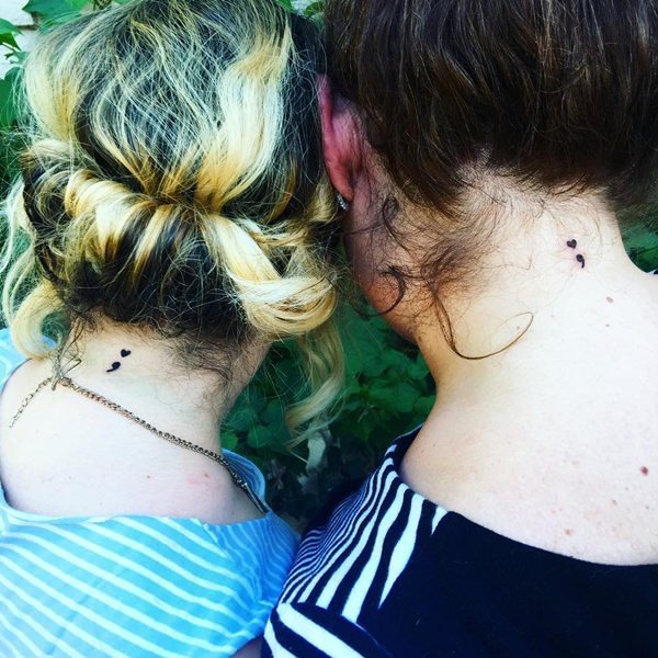 tatouage point virgule 120