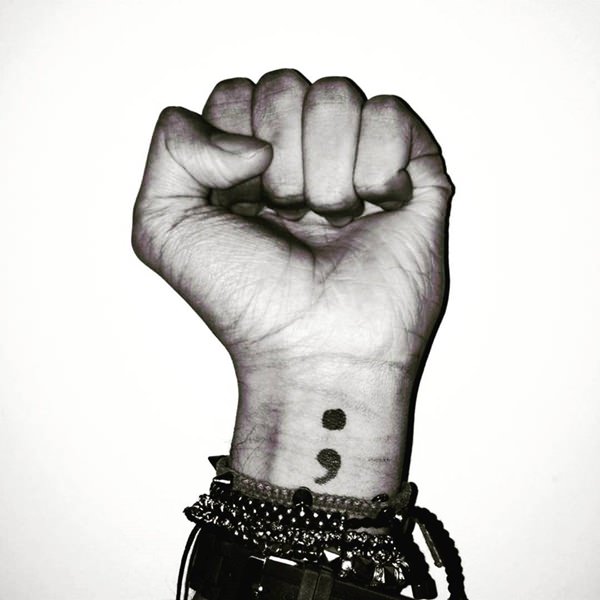 tatouage point virgule 121