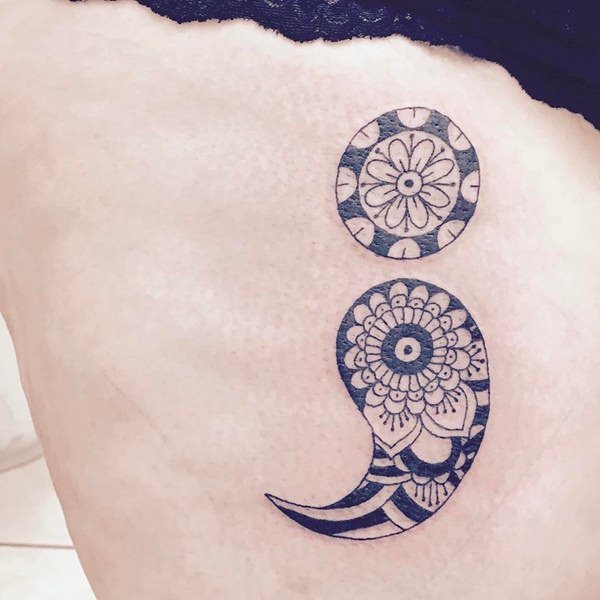 tatouage point virgule 128