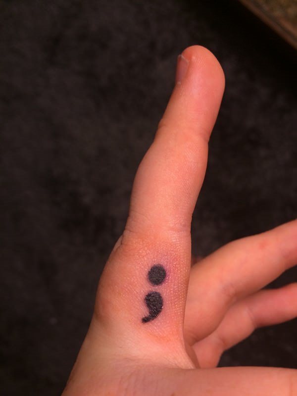 tatouage point virgule 137