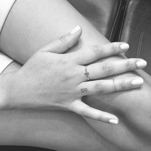 tatouage point virgule 142