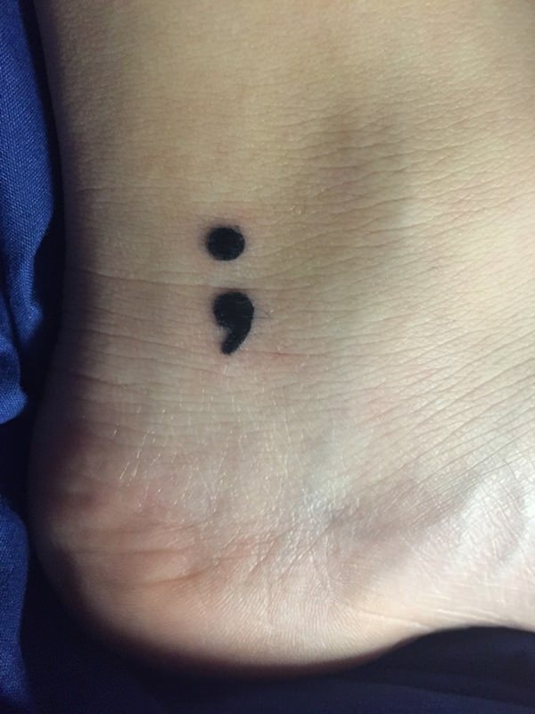 tatouage point virgule 150