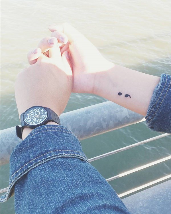tatouage point virgule 172