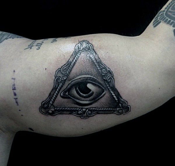 tatouage triangle 109