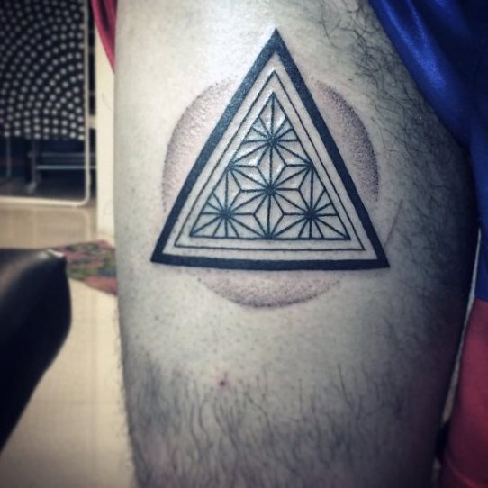 tatouage triangle 151