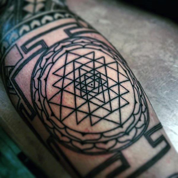 tatouage triangle 17