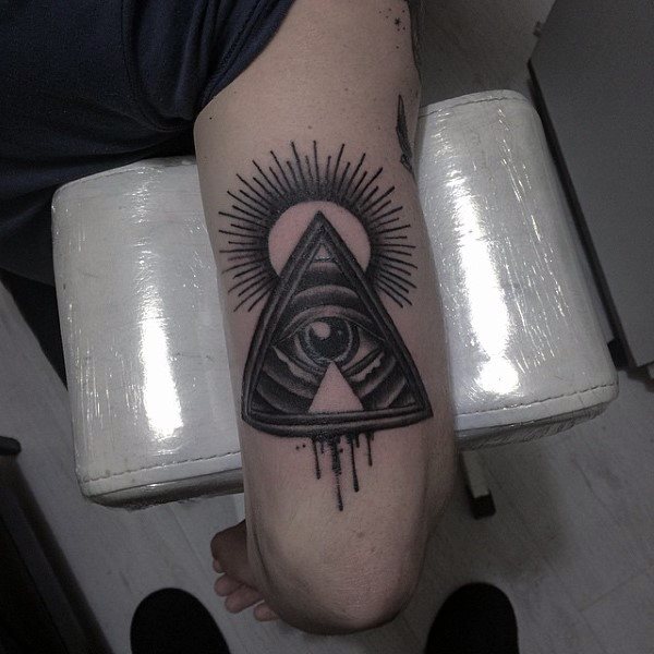 tatouage triangle 33