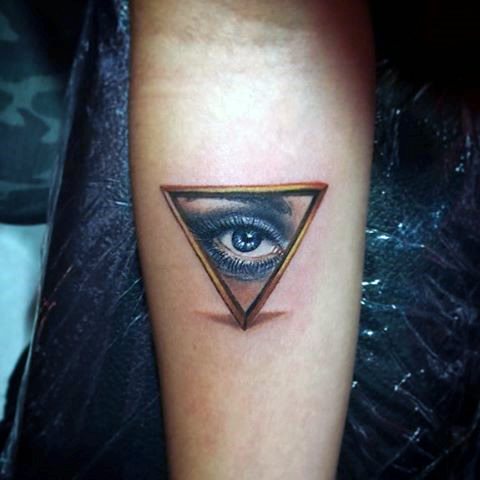 tatouage triangle 67