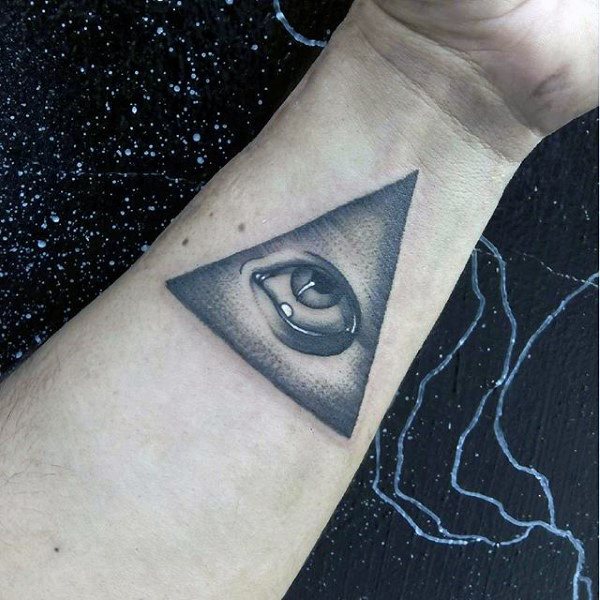 tatouage triangle 83