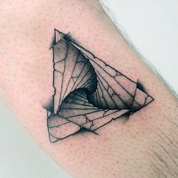 tatouage triangle 87