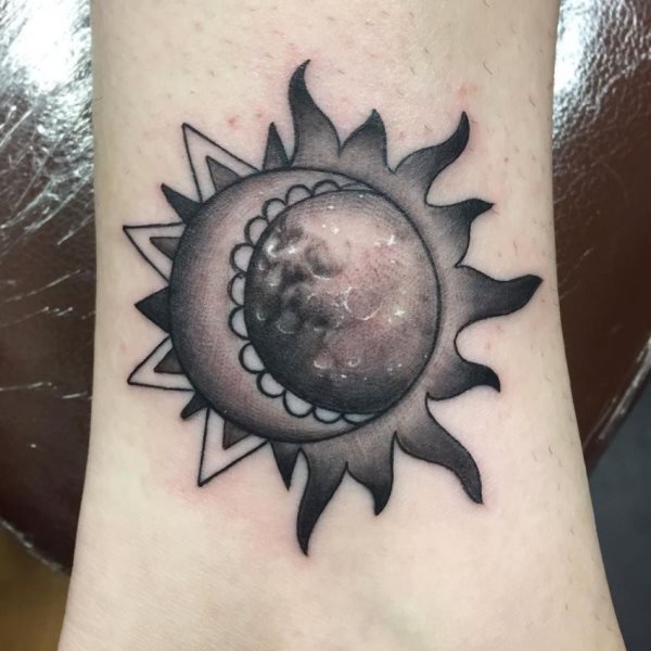 tatouage lune 138