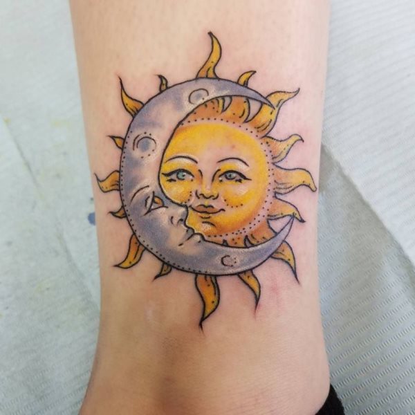 tatouage lune 142