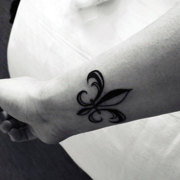 tatouage fleur de lys 115