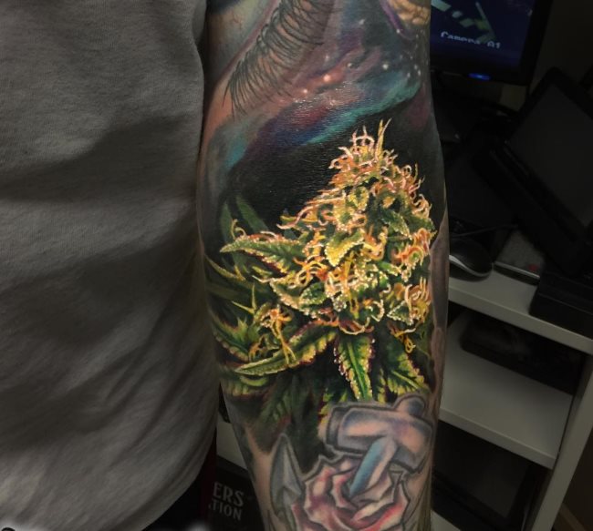 tatouage marijuana cannabis 131