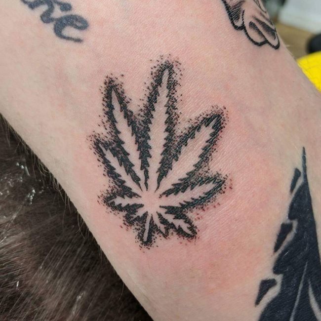 tatouage marijuana cannabis 35
