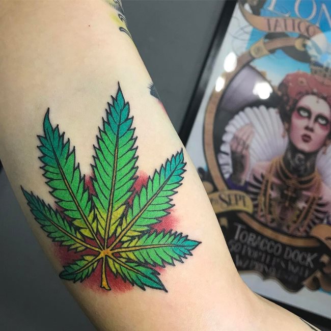 tatouage marijuana cannabis 37