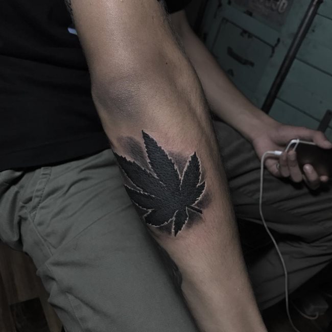 tatouage marijuana cannabis 45